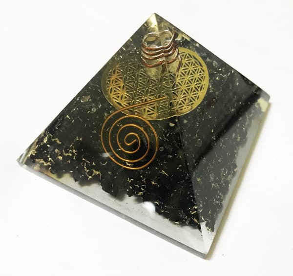 Orgonitpyramid Svart turmalin - Koppar spiral - (65 mm)